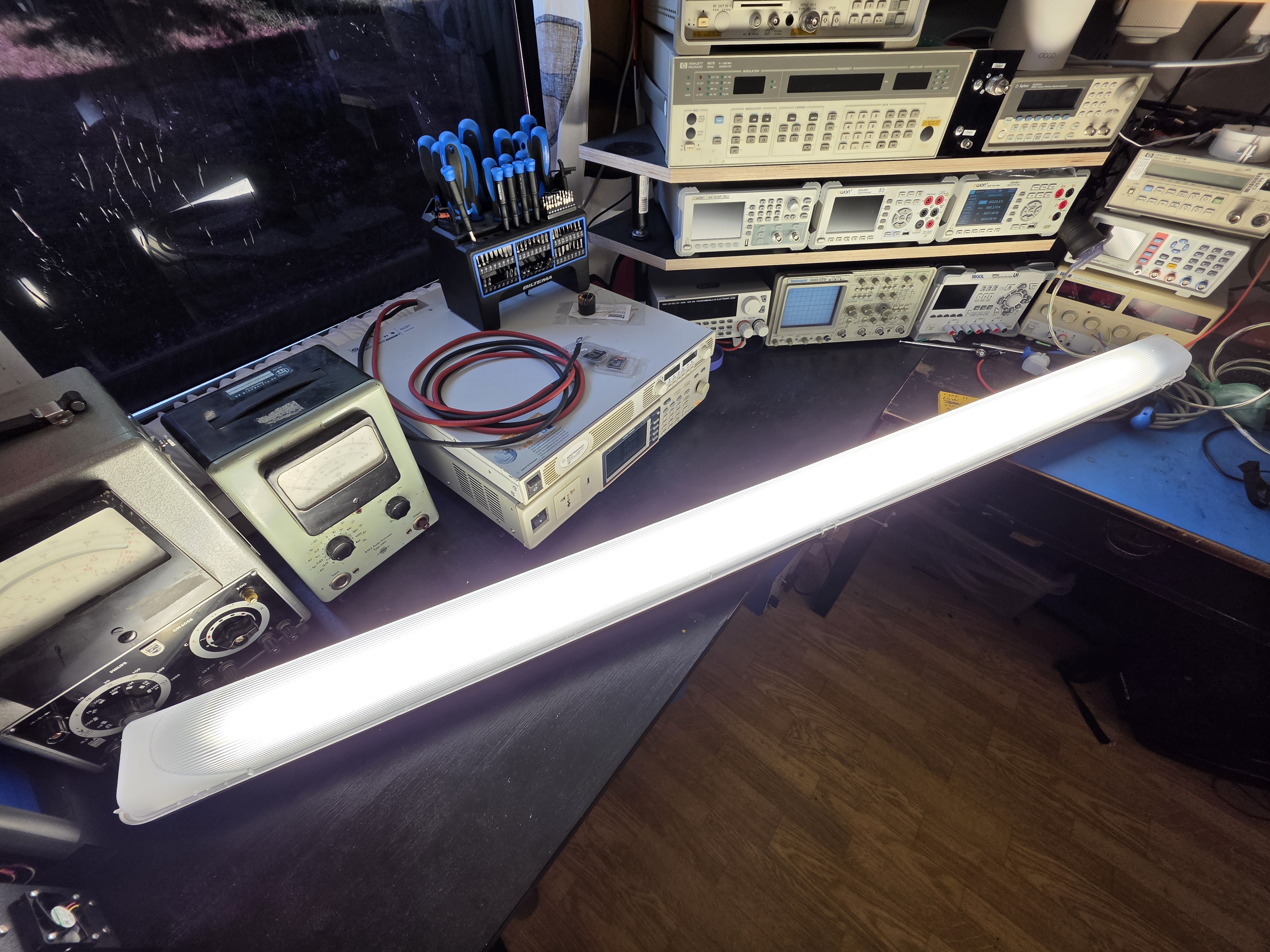 LED-valaisin sähkönlaatumittauksessa